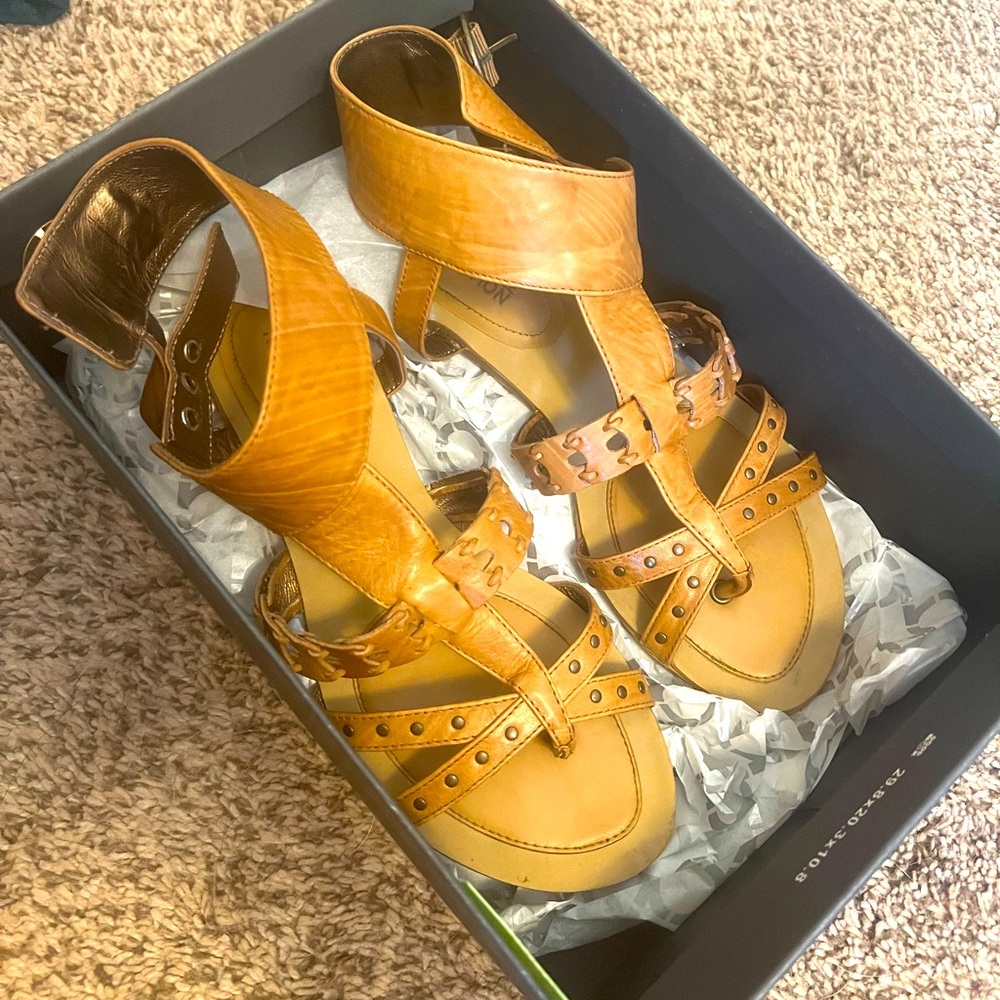 Kenneth Cole Reaction leather sandals. Size 7.5. NWT.